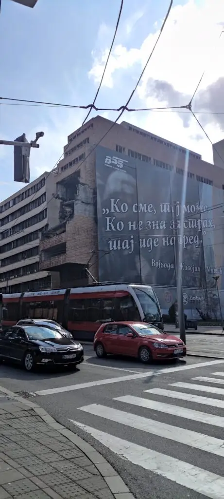 Edificio desde otro ángulo que fue bombardeado en Serbia, Belgrado