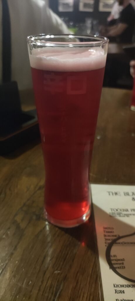 Cerveza roja en The Black Turtle, uno de los sitios donde tomar algo en Belgrado
