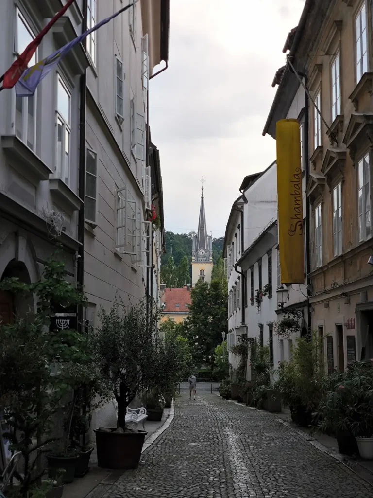 Foto desde la calle secreta de Križevniška, que guarda una de las mejores instantáneas de Liubliana, Eslovenia