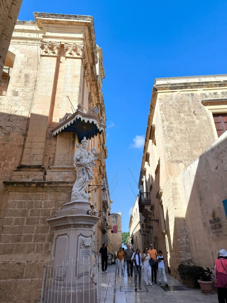 Recorres las calles de la antigua capital Mdina, imprescindible que ver en Malta