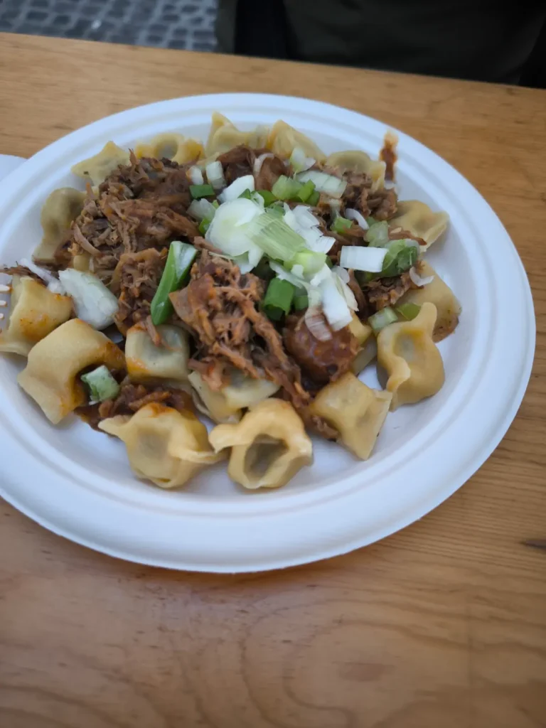 Irijski žlikrofi en el Street Food de Odprta Kuhna en Liubliana