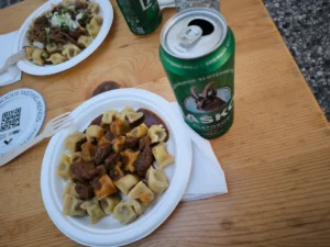 Lee más sobre el artículo Dónde comer y tomar algo en Liubliana: de la comida típica eslovena a la comida callejera