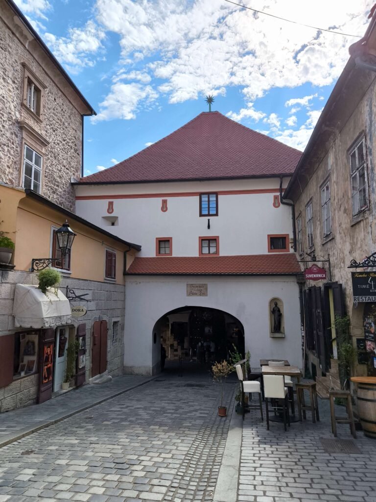 Puerta de piedra en Zagreb, uno de los lugares más curiosos que ver en un día en la capital croata