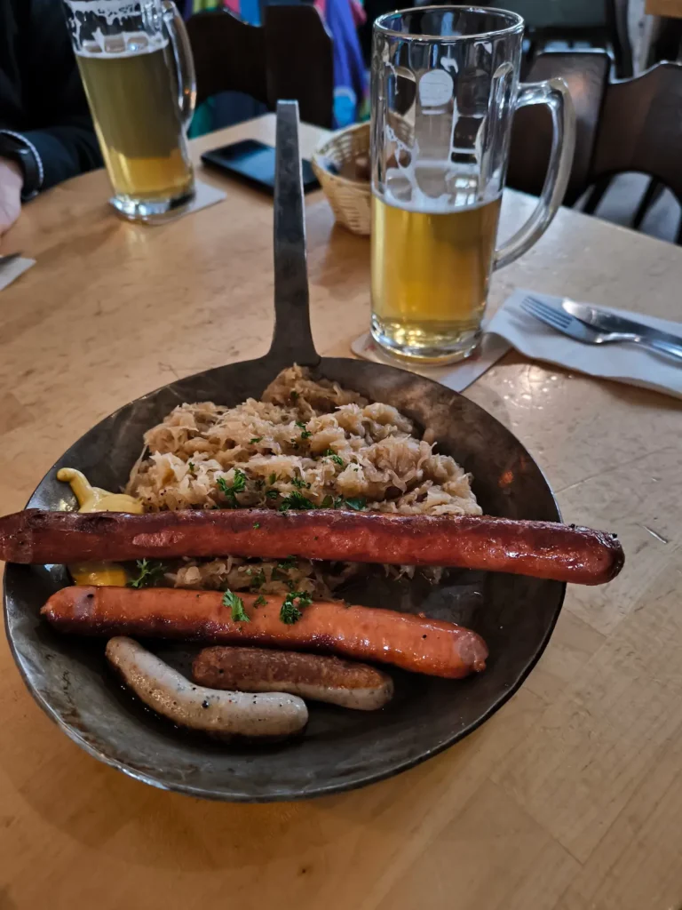 Salchichas alemanas en el Vetter's Alt Heidelberger Brauhaus de Heidelberg