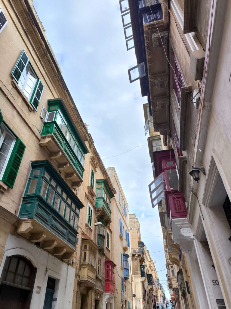 Balcones típicos de Malta en el centro de la Valeta, una cosa que ver en la capital