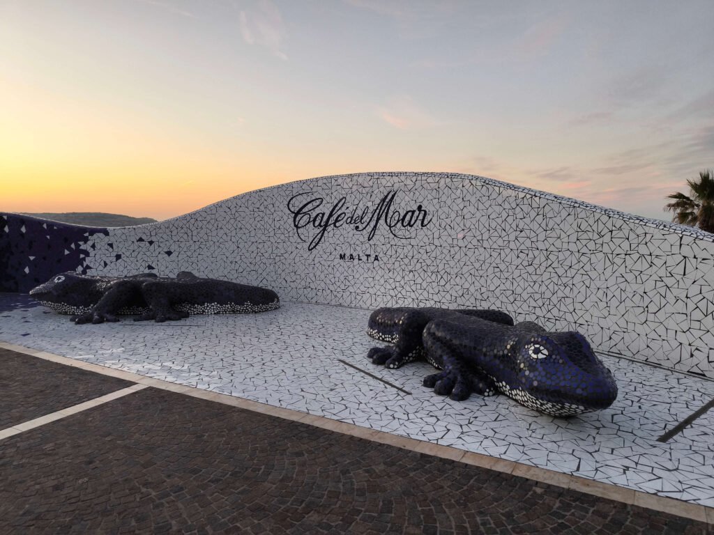 Café del mar en Malta, uno de los bares de referencia para tomar algo y salir de fiesta en Malta