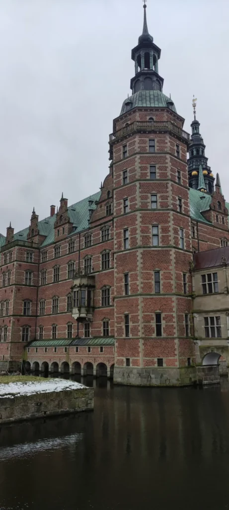 Castillo de Frederiksborg, uno de los castillos más impresionantes de Dinamarca, en los alrededores de Copenhague