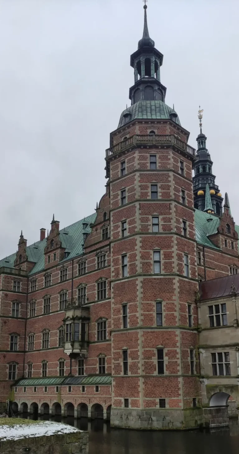 Castillo de Frederiksborg, uno de los castillos más impresionantes de Dinamarca, en los alrededores de Copenhague