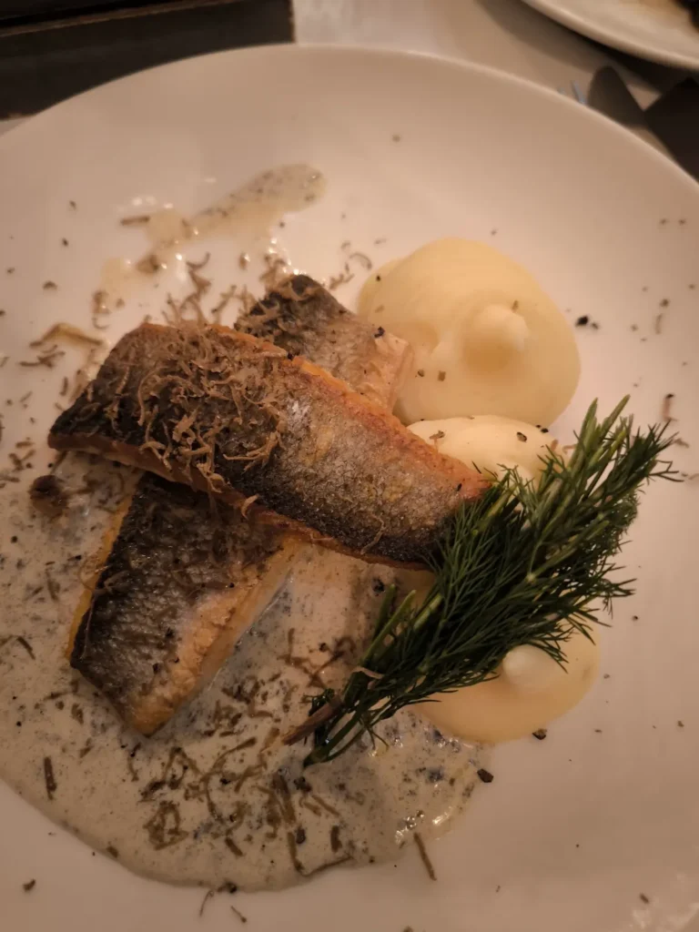 Pescado en una cena en Julija, en Liubliana, Eslovenia