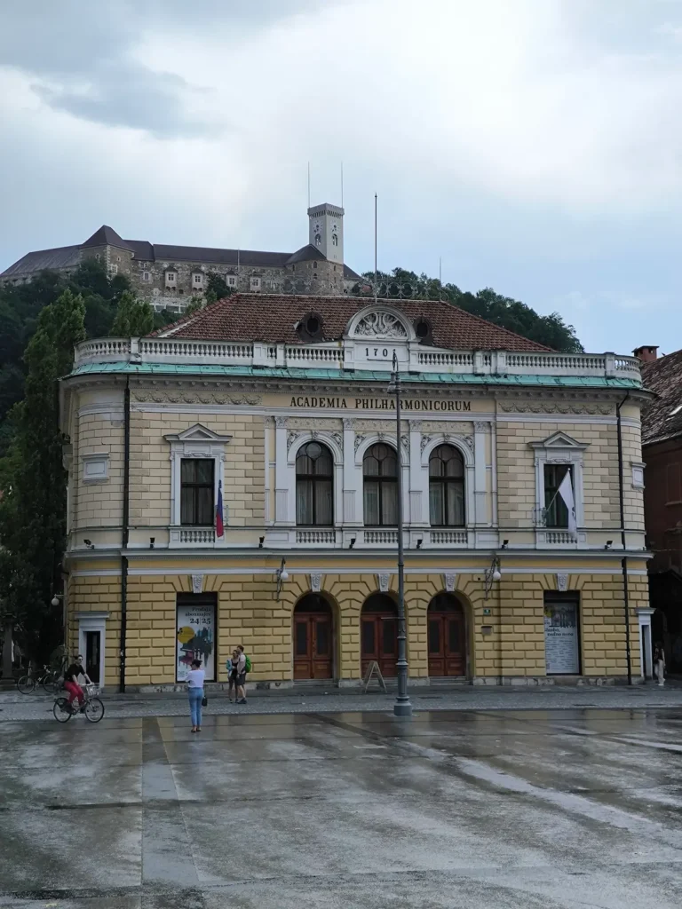 La filarmónica de Liubliana situada en la plaza del congreso, con el castillo de fondo