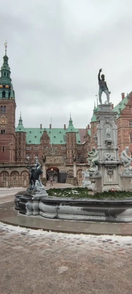 Fuente en la entrada del castillo de Frederiksborg, Dinamarca, en los alrededores de Copenhague