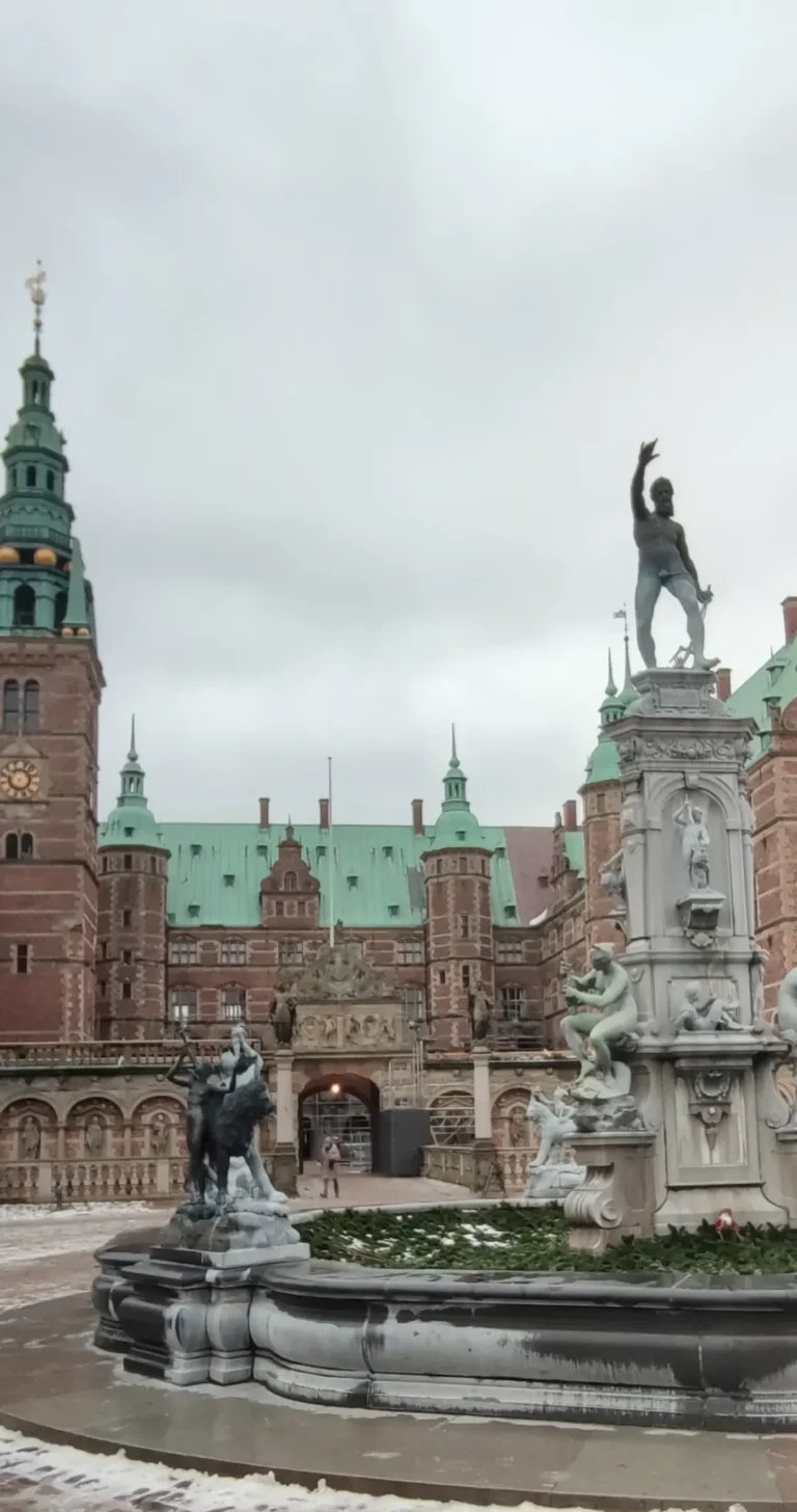 Fuente en la entrada del castillo de Frederiksborg, Dinamarca, en los alrededores de Copenhague