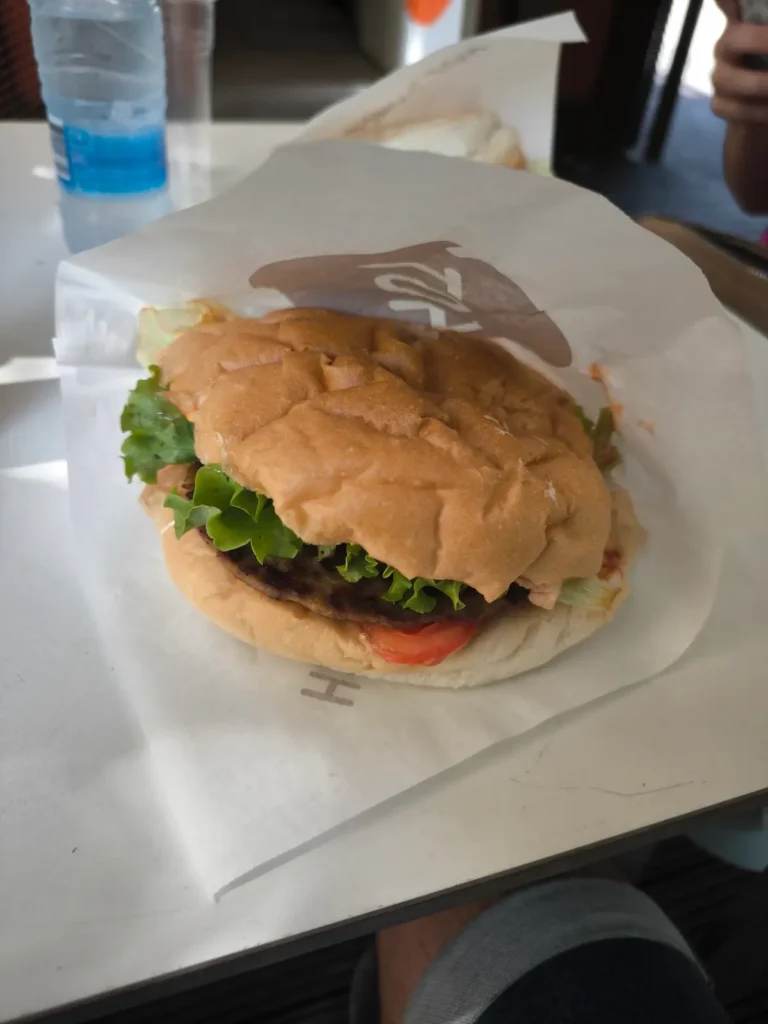 Comer una Horsburger en el Hot Horse Tivoli, una de las cosas que comer en Liubliana, Eslovenia