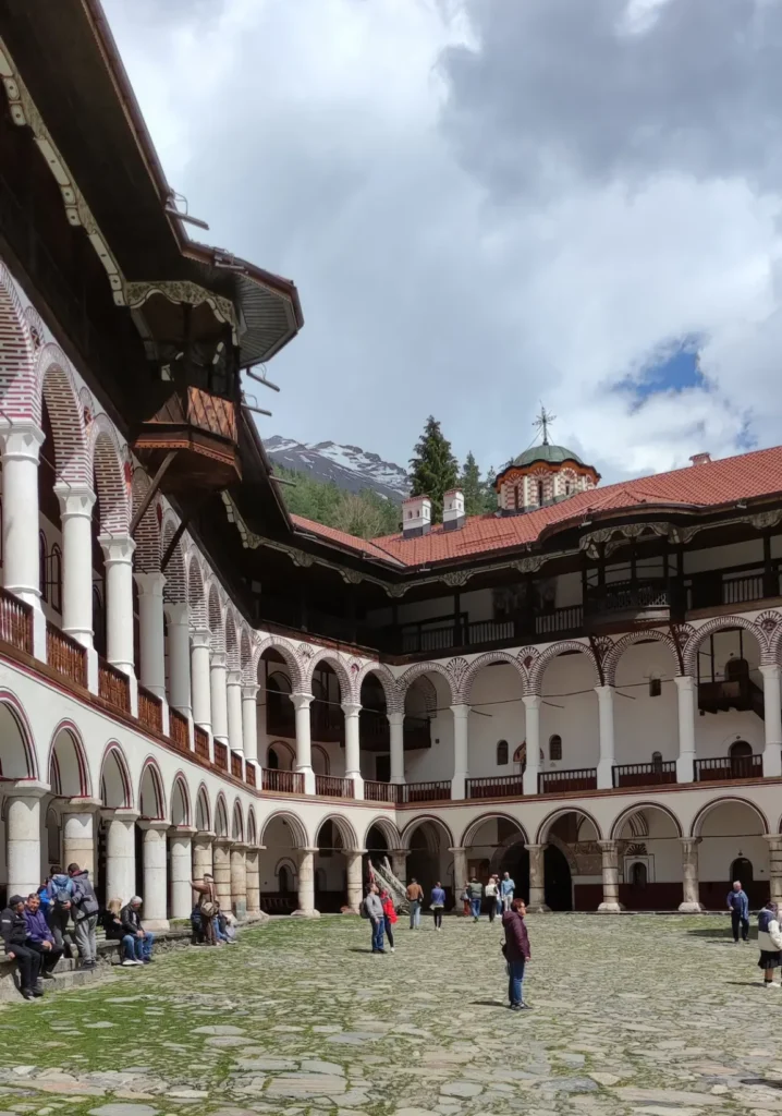 Patio interior del Monasterio de Rila en Bulgaria
