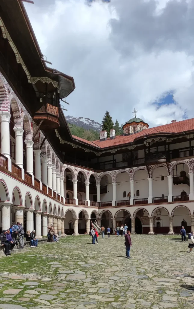 Patio interior del Monasterio de Rila en Bulgaria