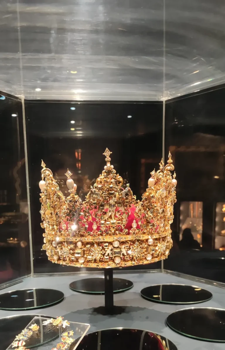 Corona en Rosenborg, Copenhague, el mejor castillo que ver en una ruta de Castillos