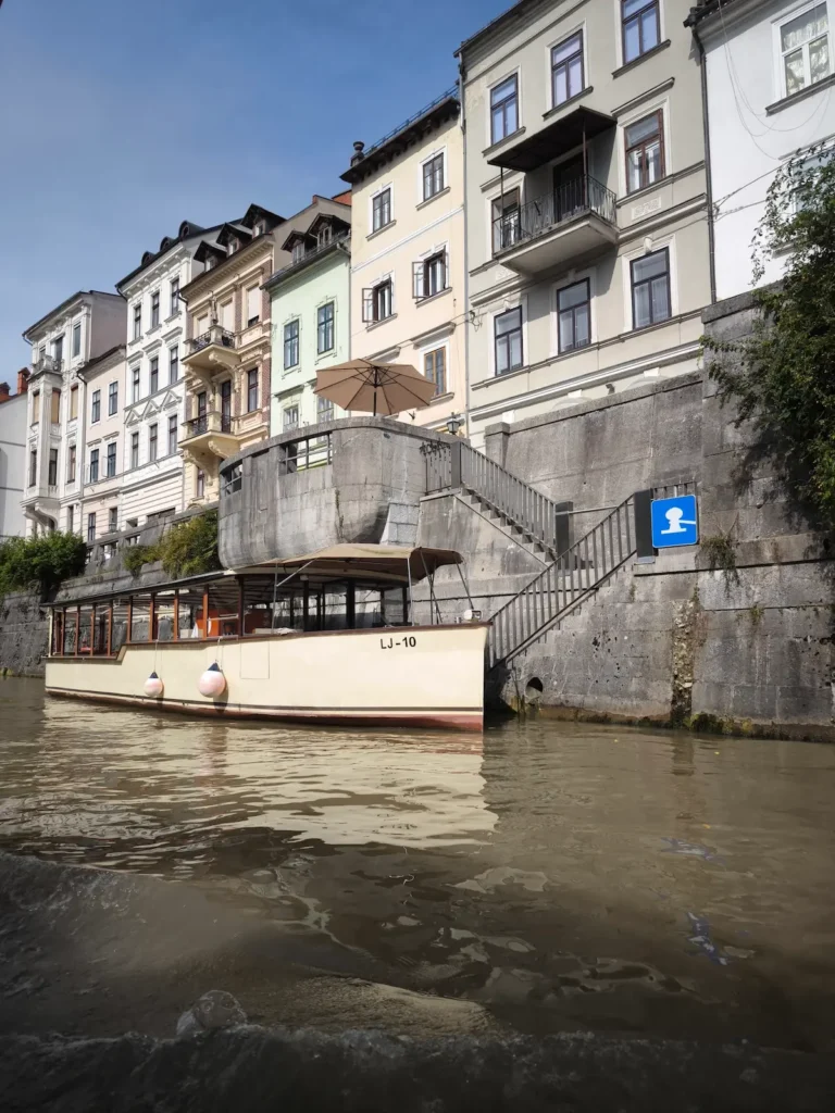 Paseo en barco por Liubliana, uno de los imprescindibles que ver en Liubluana en tu itinerario de 2 días