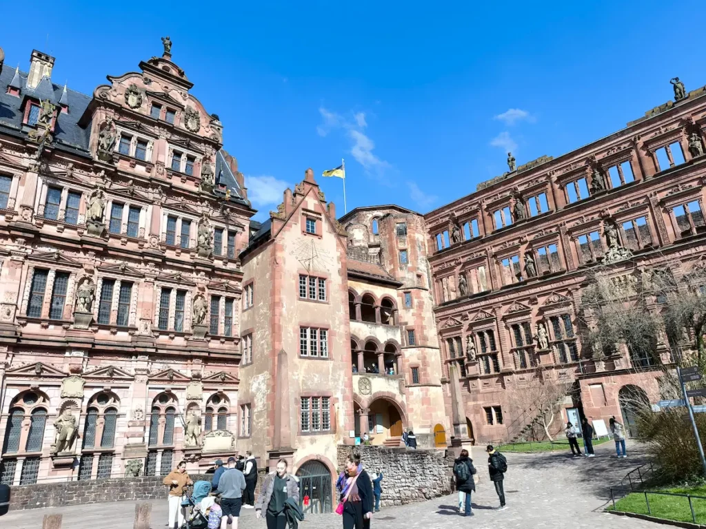 Ruinas del Castillo de Heidelberg desde el patio interior en Alemania