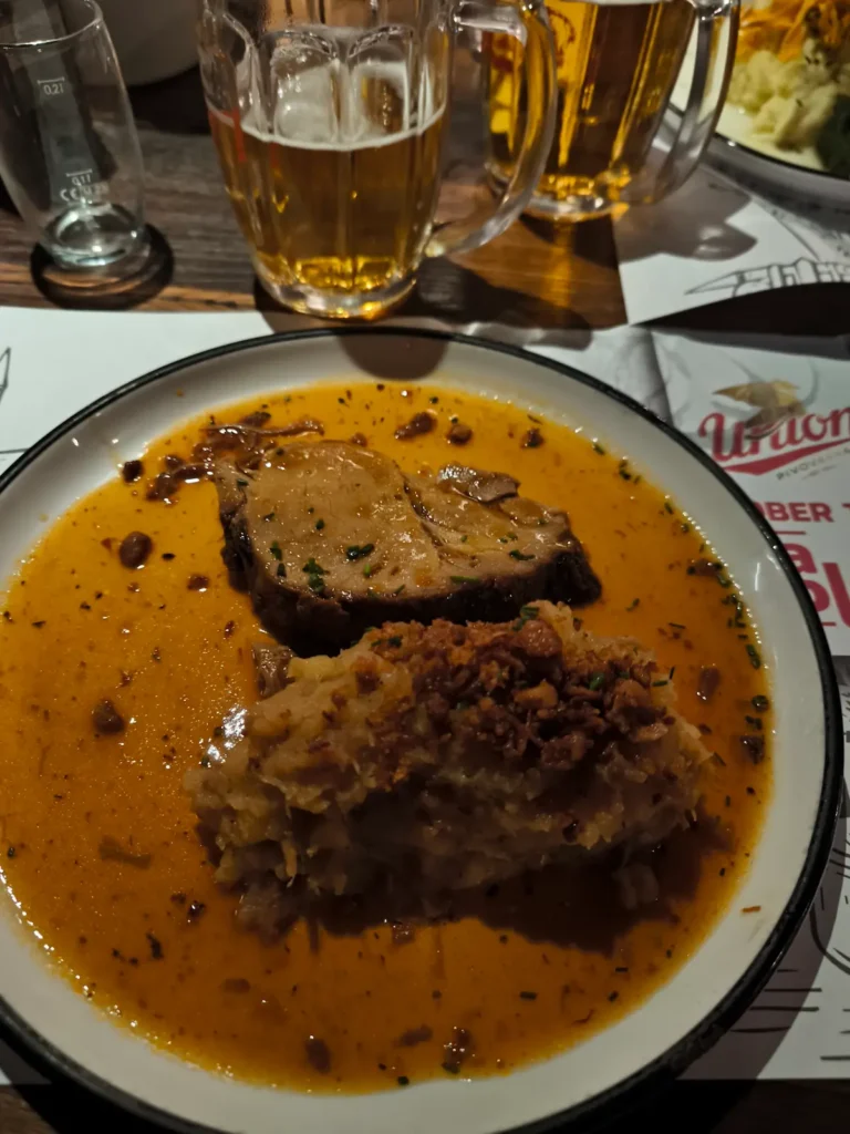 Probando la comida típica eslovena en el Slovenska Hiša - Figovec, en la capital de Eslovenia