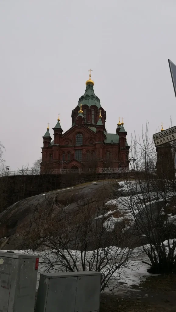 Catedral Ortodoxa Uspenski alzada en lo alto de una colina en Helsinki, Finlandia