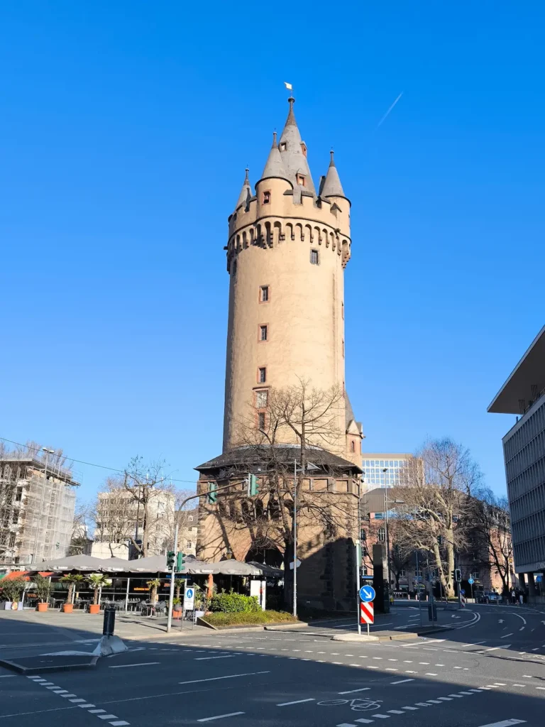 Eschenheimer Turm en Frankfurt, torre medieval de Alemania