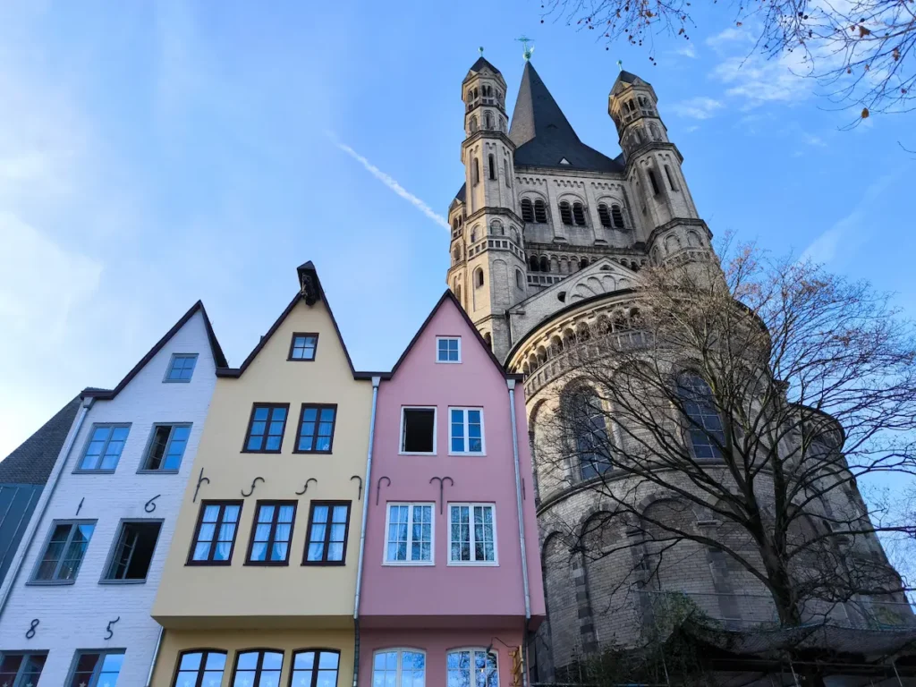 Fischmarkt con la Iglesia de San Martín al fondo, uno de los imprescindibles de Colonia