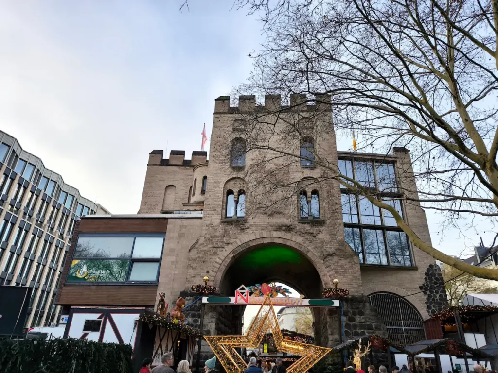 Hahnentor en Colonia, Alemania, una de las puertas de la antigua muralla