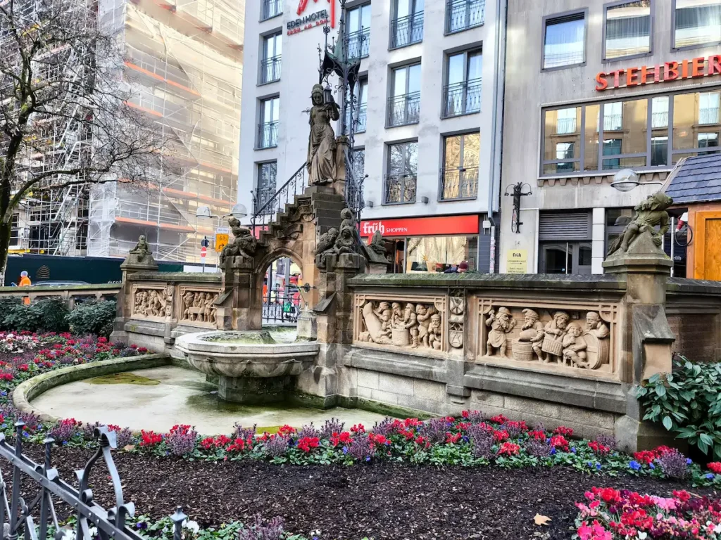 Fuente Heinzelmännchenbrunnen, uno de los lugares que ver en Colonia (Alemania) en 1 día