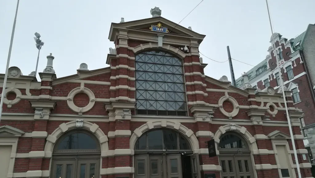 Fachada del Mercado Viejo (Vanha kauppahalli), el más antiguo de la ciudad de Helsinki en Finlandia