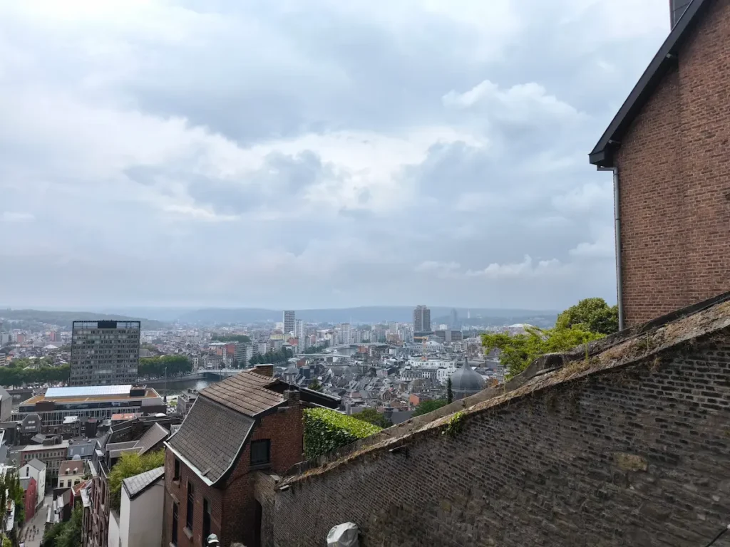 Vistas de Lieja desde lo alto de la Montaña de Bueren (Montagne de Bueren) en Bélgica