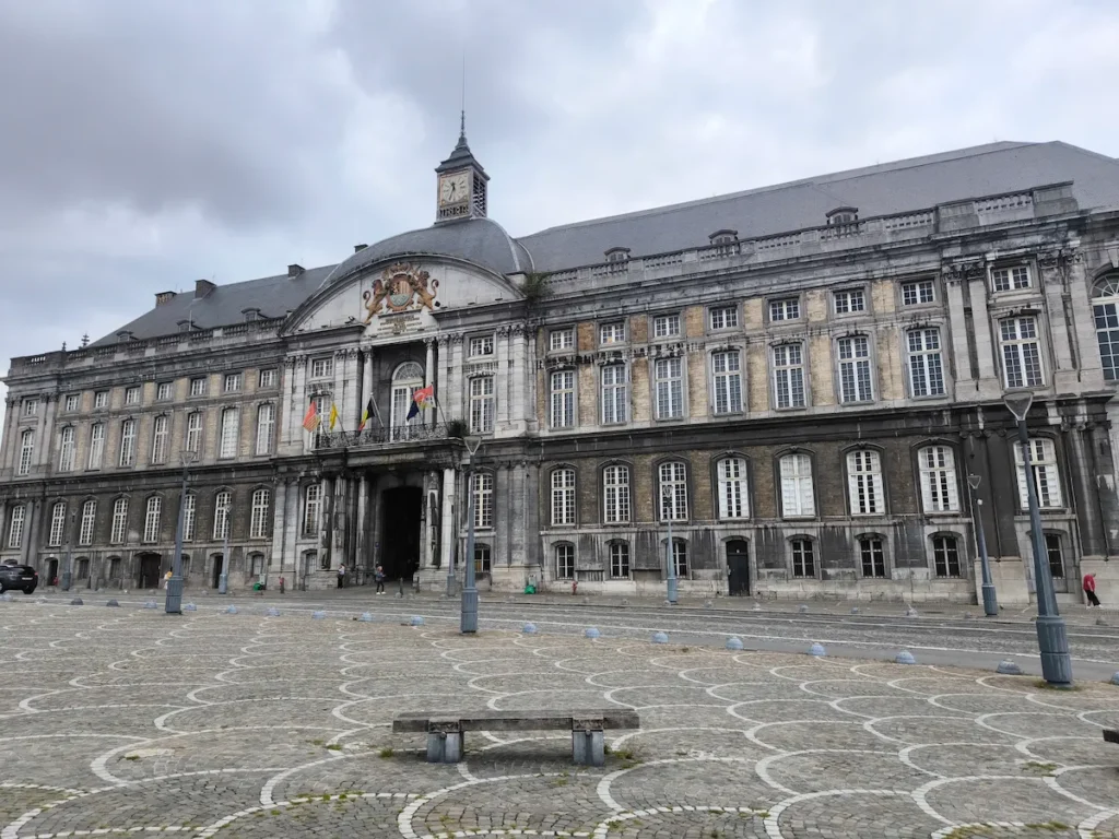 Palacio de los Príncipes-Obispos de Lieja en la Plaza de San Lamberto en Bélgica