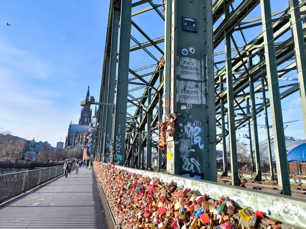 Puente Hohenzollern, uno de los iconos de Colonia, desde el cual están las mejores vistas que ver en 1 día en la ciudad alemana