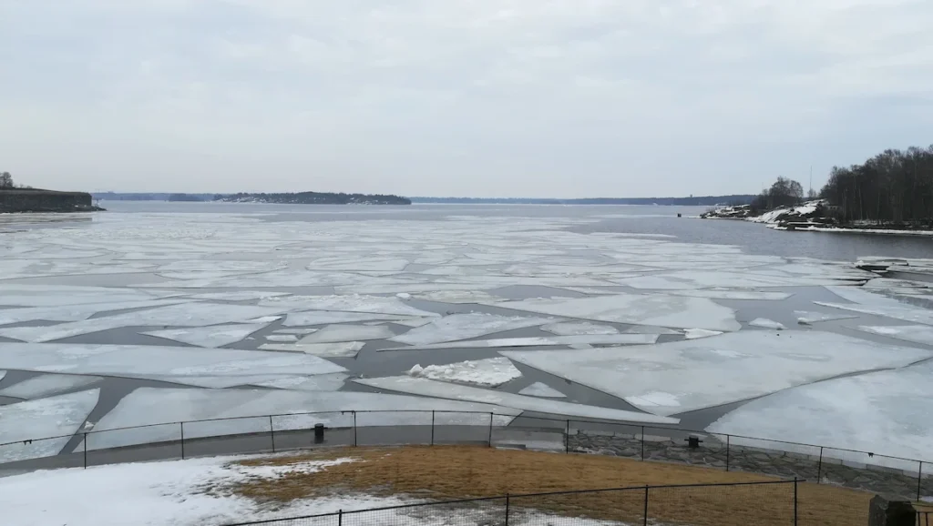 Vistas del mar helado desde la costa de Suomenlinna, Helsinki