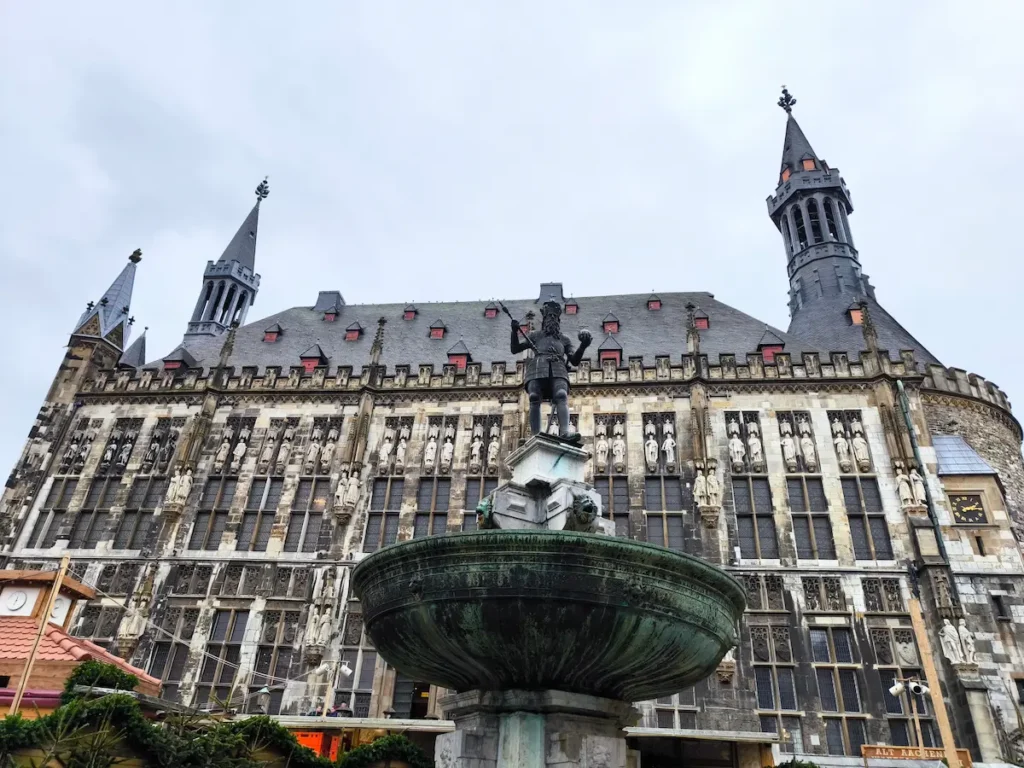 Ayuntamiento de Aquisgrán desde la Plaza del Mercado, en Alemania, lo más bonito que ver en 1 día en la ciudad alemana
