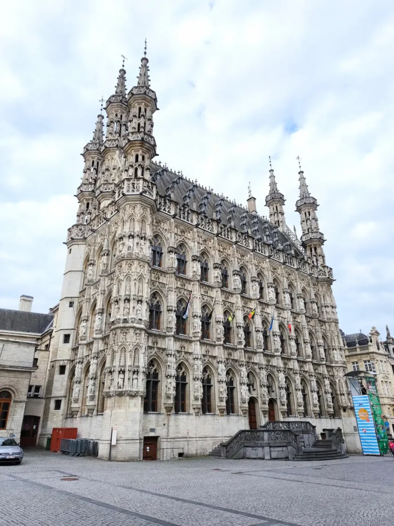 Ayuntamiento de Lovaina, uno de los más bonitos del mundo, en Bélgica