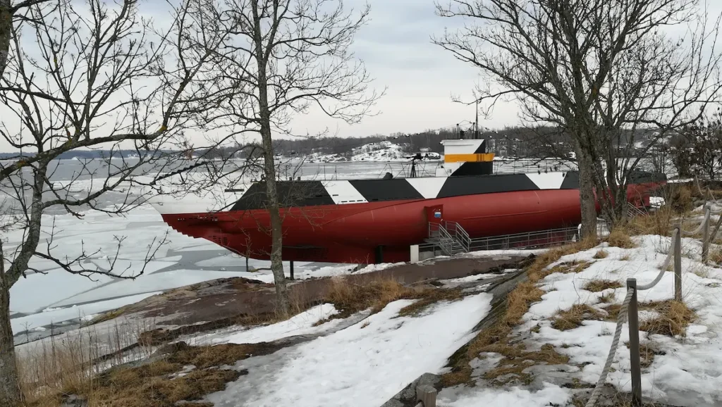Barco de exposición en Suomenlinna, Helsinki, Finlandia