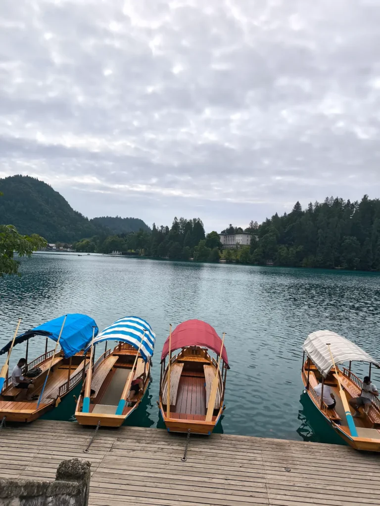 Pletnas en el Lago Bled, en Eslovenia, una de las mejores cosas que hacer en el país