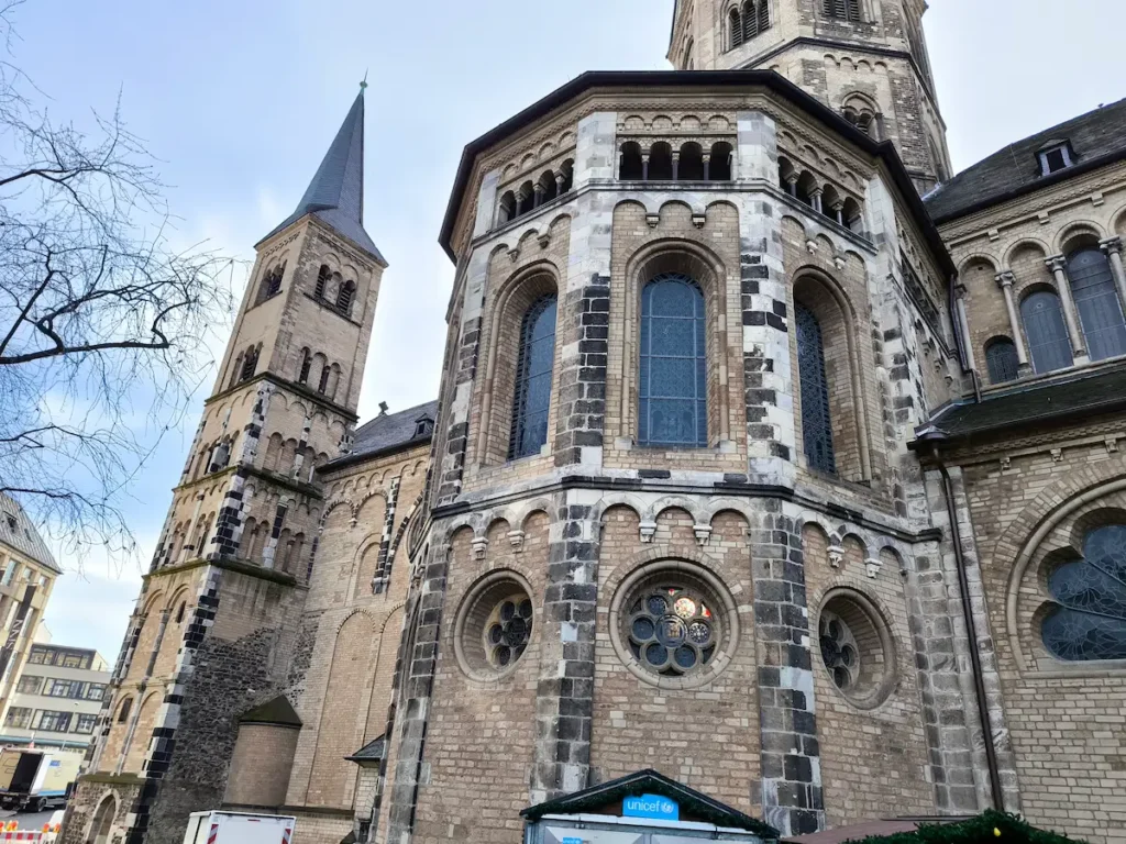 Catedral de Bonn desde otro ángulo, lo mejor que ver en Bonn en 1 día, en Alemania