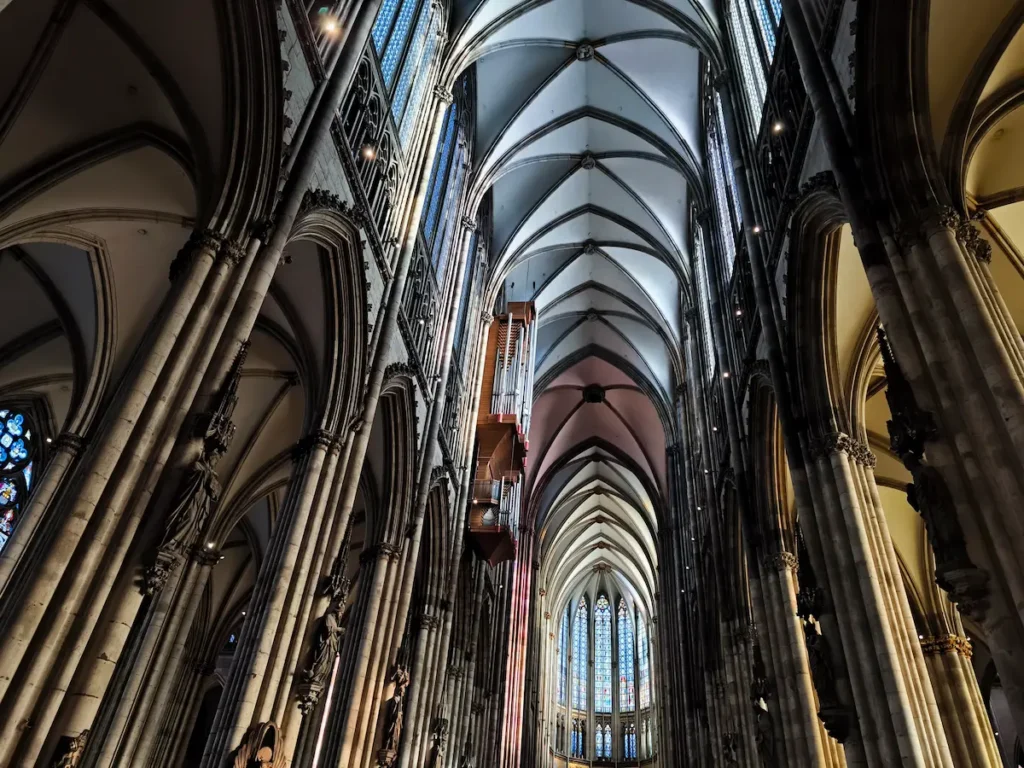 Interior de la Catedral de Colonia, un monumento gótico impresionante en el oeste de Alemania