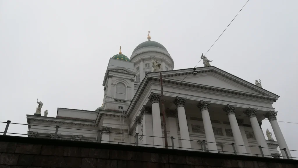Catedral después de subir las escaleras de la Plaza del Senado, en Helsinki, Finlandia