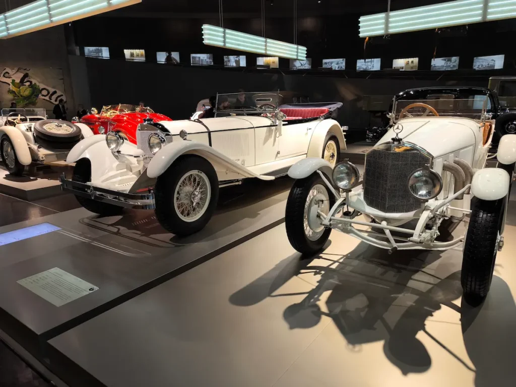 Primeras salas del museo de Mercedes-Benz, donde se muestran los primeros coches de la historia en Stuttgart