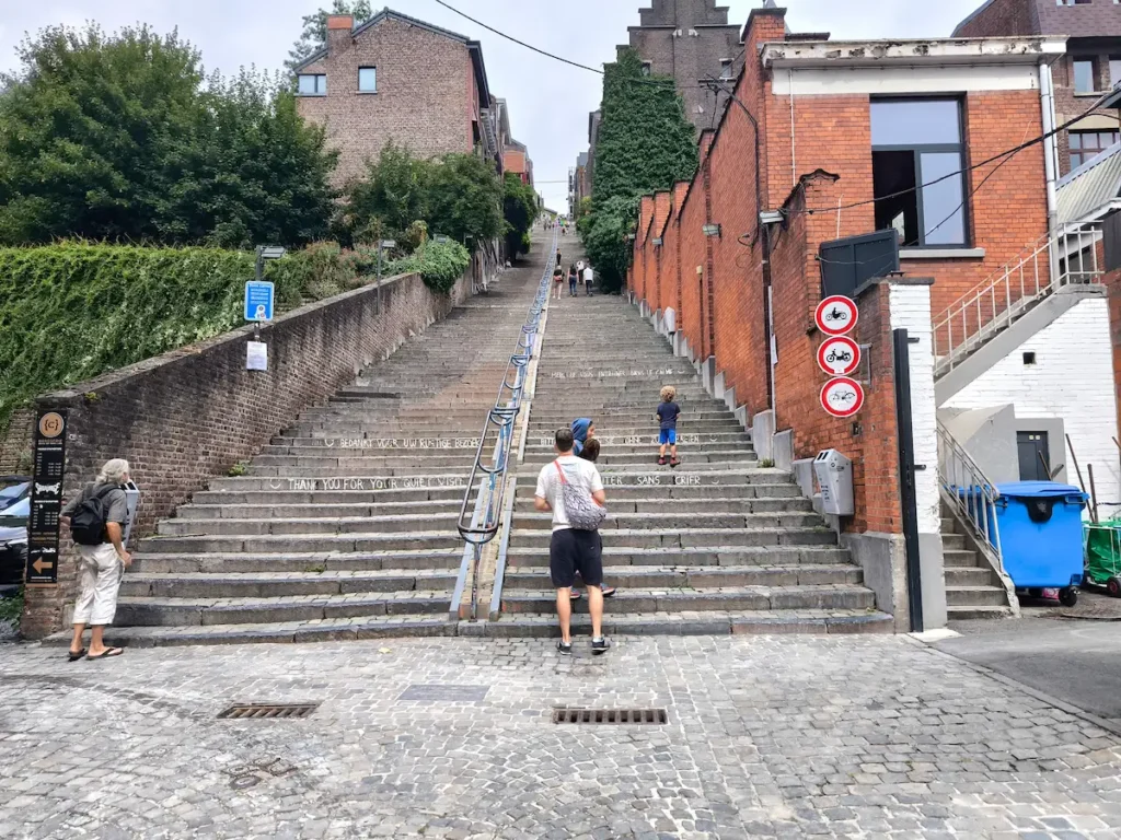 Foto desde abajo del todo de las escaleras de la Montagne de Bueren en Lieja, Bélgica
