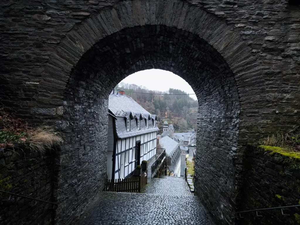 Arco en el Castillo de Monschau en Alemania