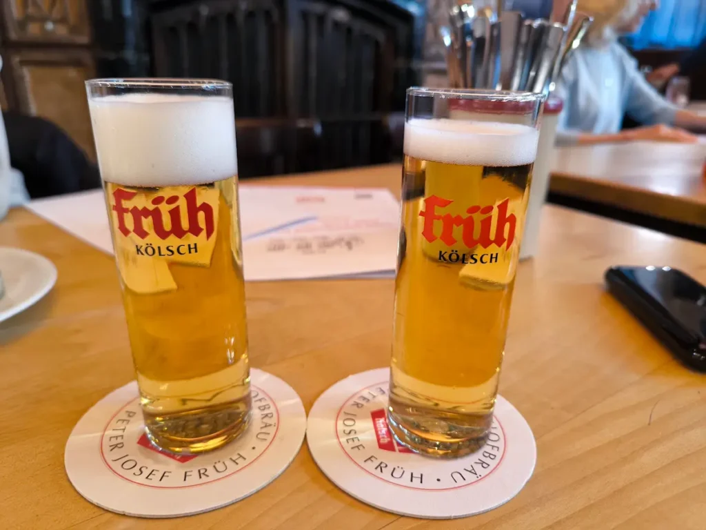Cerveza Kölsch del Brauhaus FRÜH am Dom en Colonia, Alemania