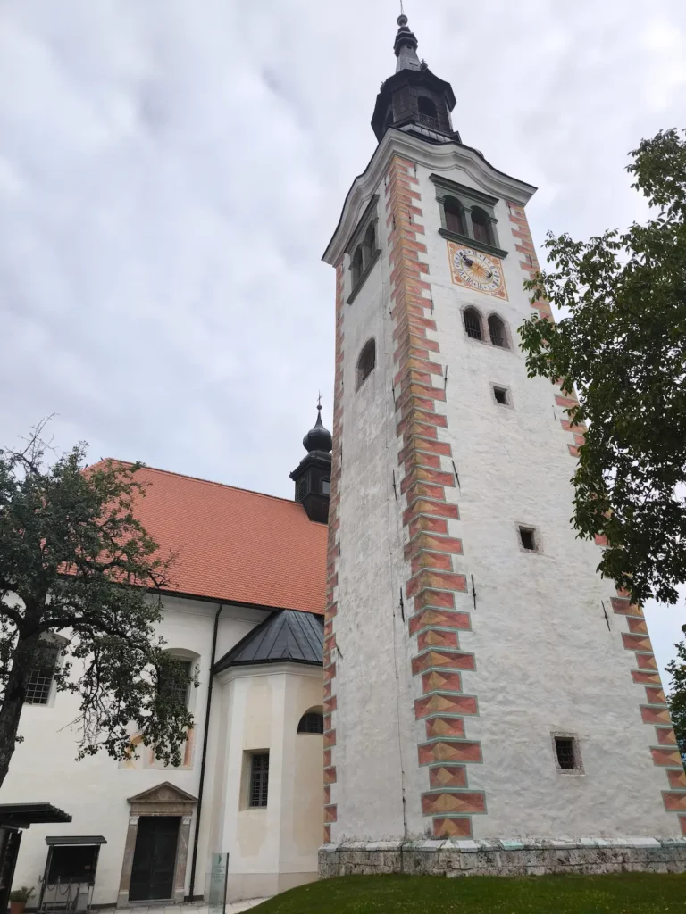 Iglesia de la Asunción en la isla del Lago Bled en Eslovenia