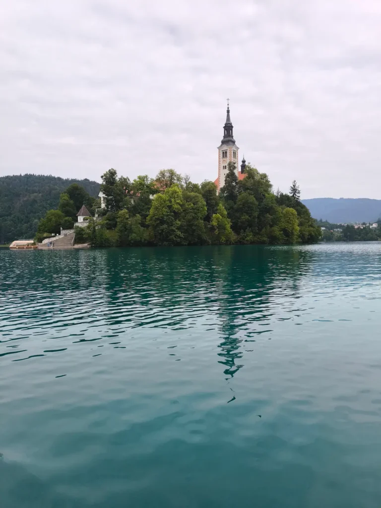 Foto desde la Pletna llegando al muelle de la isla de Bled en Eslovenia