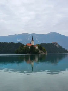 Lee más sobre el artículo Lago Bled: Qué ver y hacer en un día en la joya de Eslovenia