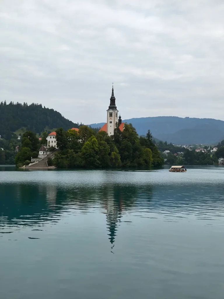 Foto desde el paseo alrededor del Lago Bled, en Eslovenia