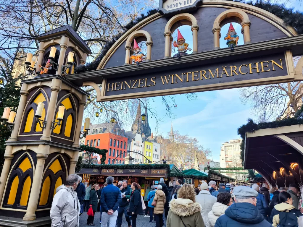 Mercadillo navideño en Alter Markt en Colonia, Alemania