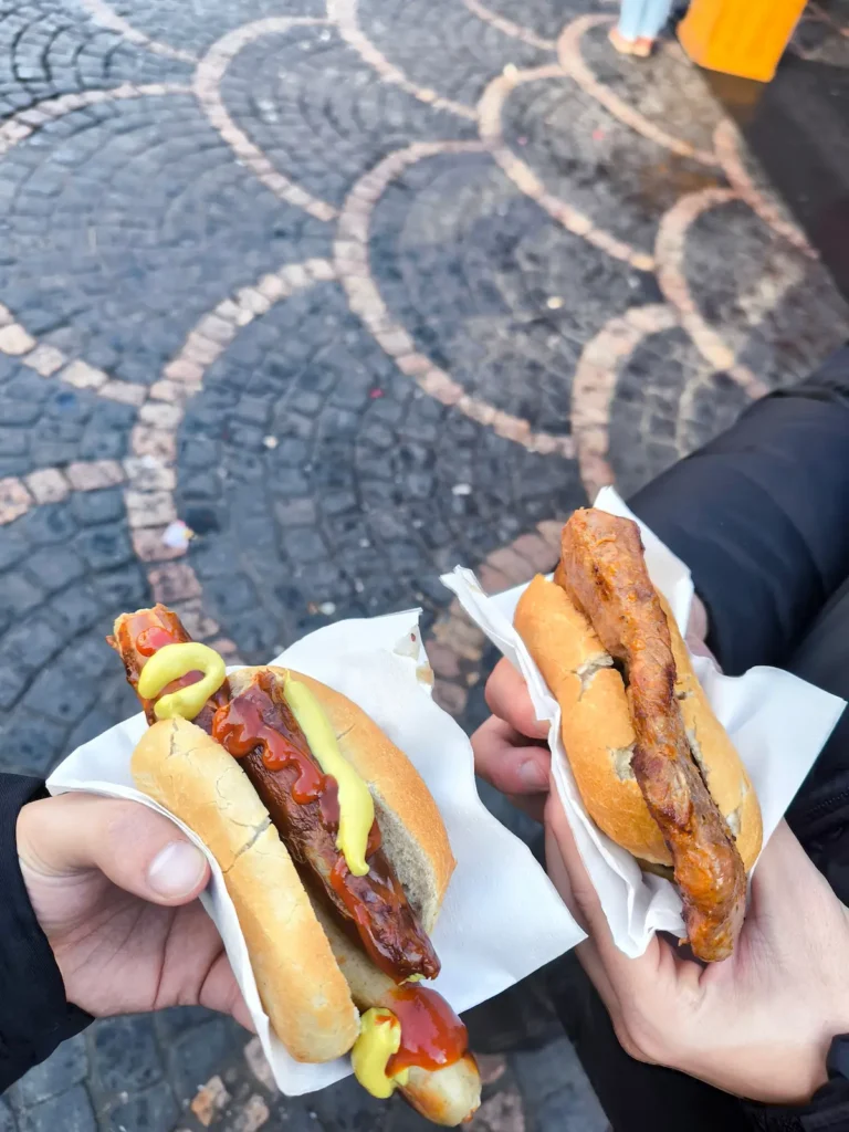 Comida callejera en el mercadillo navideño de la Münsterplatz en Bonn, Alemania
